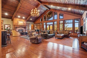 TV, fireplace, DVD player, offices - Rock Canyon Resort Trio + 2 Free Tickets (Branson)