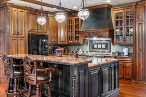 Fridge, microwave, oven, stovetop - The Lodge at Rock Canyon + 2 Free Tickets (Branson)