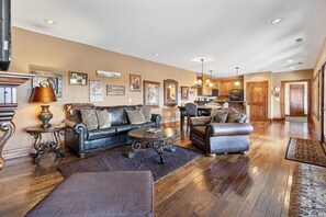 TV, fireplace - The Bunkhouse at Rock Canyon + 2 Free Tickets (Branson)