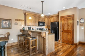 Réfrigérateur, four à micro-ondes, un four, surface de cuisson