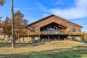 Exterior - The Bunkhouse at Rock Canyon + 2 Free Tickets (Branson)