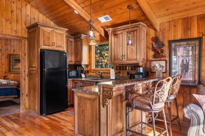 Fridge, microwave, oven, stovetop - The Cabin at Rock Canyon + 2 Free Tickets (Branson)
