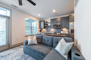 Studio, 1 Queen Bed, Non Smoking | Living area - Bennet at Bullstreet (Columbia)