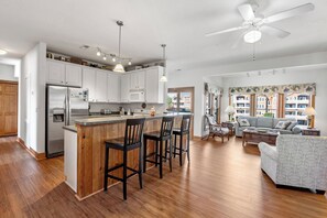 冷蔵庫、電子レンジ、オーブン、コンロ