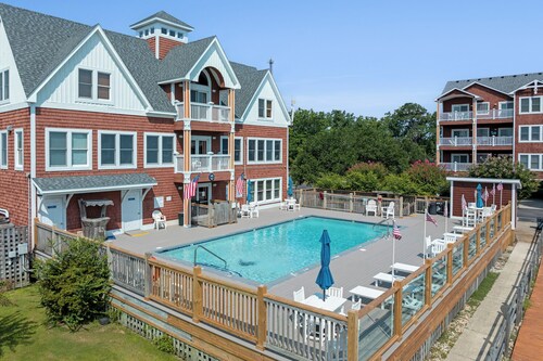 Shallowbag Bay 704: Dog-Friendly | Pool/Gym Access