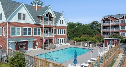 Shallowbag Bay 704: Dog-Friendly | Pool/Gym Access