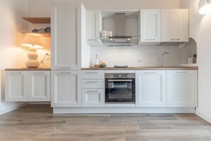 Fridge, oven, stovetop, coffee/tea maker