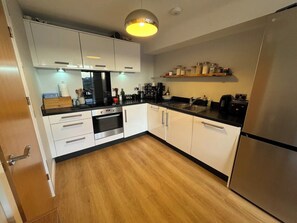 Kylskåp, ugn, spishäll och diskmaskin