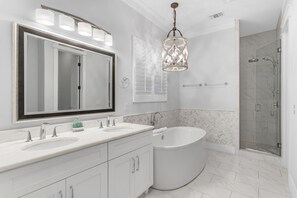 Shower, hair dryer, towels - Coconut Cove-Private Pool, Golf Cart, Bikes, Walk to Beach, Discount Rates. (Santa Rosa Beach)