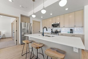 Kylskåp, mikrovågsugn, ugn och spishäll