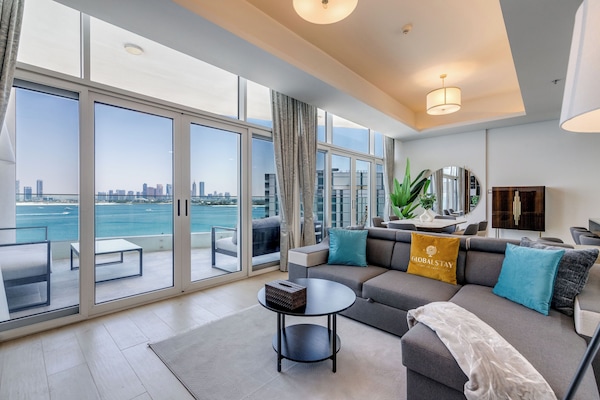 Elite appartement, 2 slaapkamers, uitzicht op zee, aan het strand | Woonruimte | Een 52-inch flatscreentelevisie met satellietzenders, Netflix en Hulu