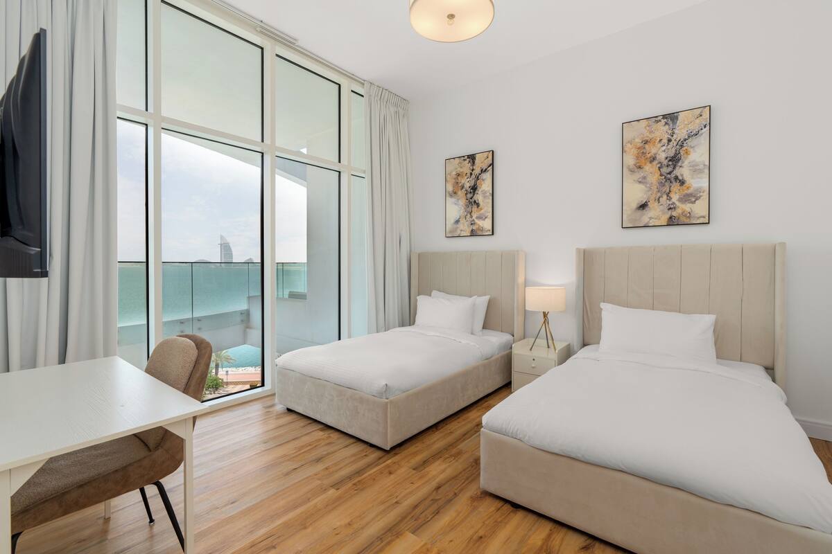 Superior appartement, 1 slaapkamer, uitzicht op zee, aan het strand | Een bureau, een strijkplank/strijkijzer, gratis wifi