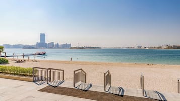 Sulla spiaggia, lettini da mare, ombrelloni