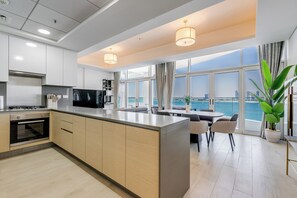 Elite Apartment, 2 Bedrooms, Sea View, Beachfront | Private kitchen | Full-size fridge, microwave, oven, stovetop - Globalstay Luxury Azizi Mina Beachfront  (Dubai)