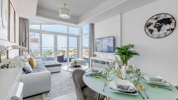 Appartement Luxe, 1 trÚs grand lit et 1 canapé-lit, vue mer, en front de plage | Salle à manger