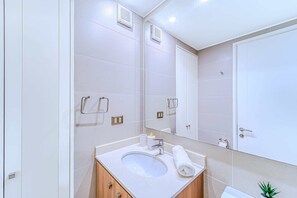 Dusj, hårføner og håndklær