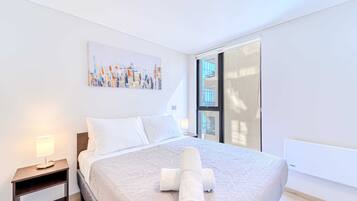 1 dormitorio, tabla de planchar con plancha, wifi y ropa de cama