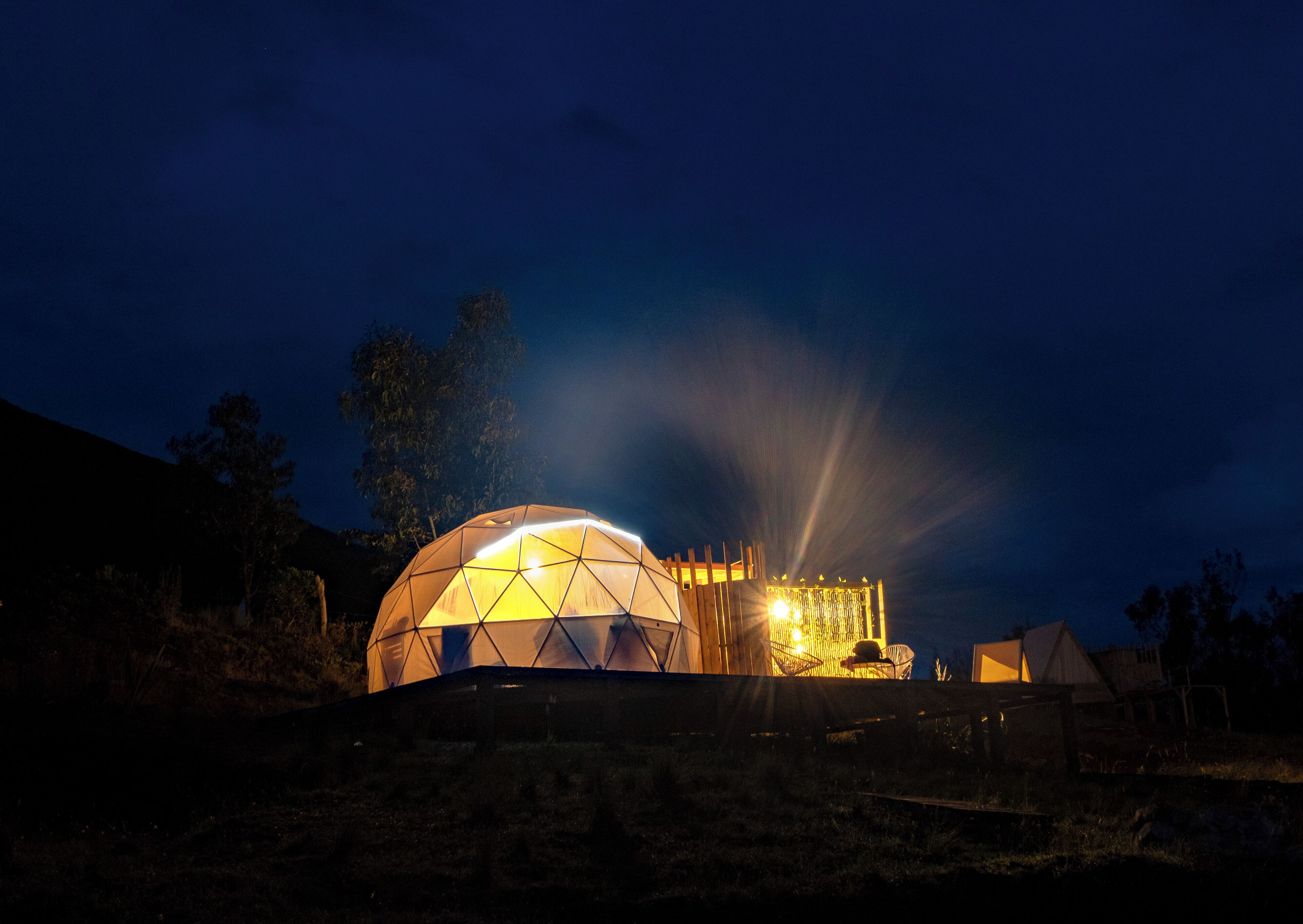 Majoituspaikan julkisivu illalla/yöllä