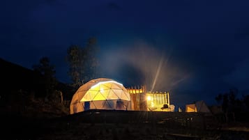 Fachada de la propiedad por la tarde o noche