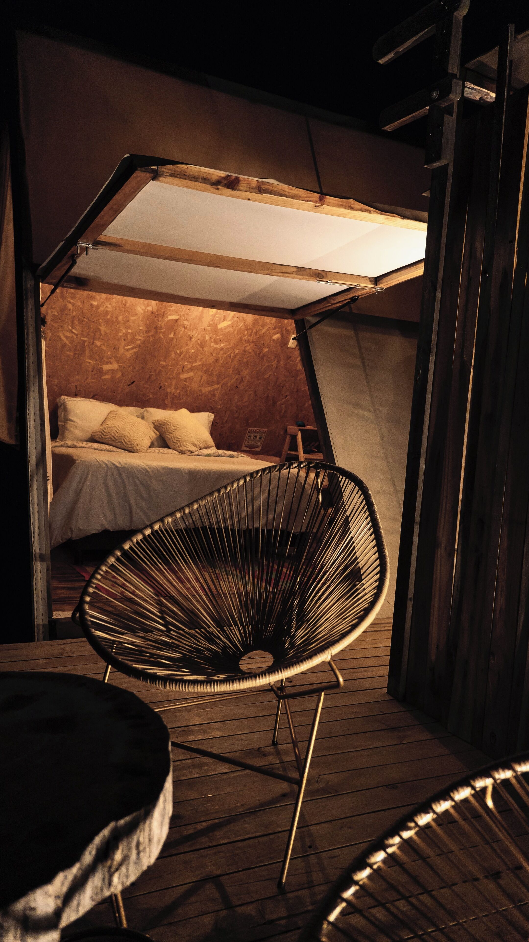 Una habitación acogedora y compacta con cama, una silla y una mesa.
