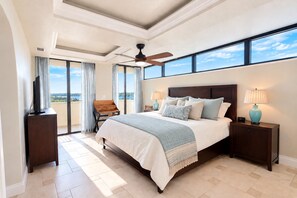 3 habitaciones, escritorio y tabla de planchar con plancha 