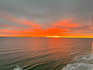 Un atardecer sobre el océano con un horizonte despejado.
