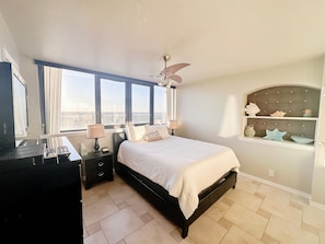 3 slaapkamers, een bureau, een strijkplank/strijkijzer, reisbedje