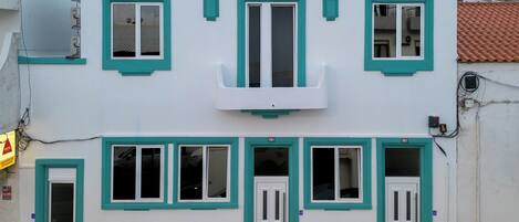 Vista frontal de la propiedad