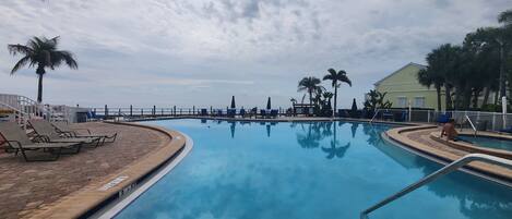 Een verwarmd zwembad