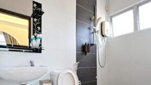 A bathroom with a toilet, sink, and shower. - First Star Homestay (Kluang)