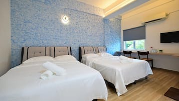 Family Room | Desk, free WiFi