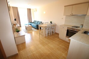 1 habitación y tabla de planchar con plancha 