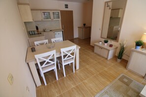 Apartemen, pemandangan kolam renang | Dapur kecil pribadi