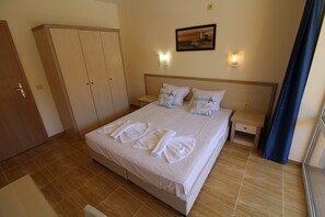 1 habitación y tabla de planchar con plancha 