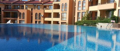 Huoneisto, näköala uima-altaalle | 1 makuuhuone, silitysrauta/-lauta