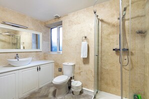 Chambre Double, salle de bains commune | Salle de bain | Douche, sèche-cheveux, serviettes fournies, savon