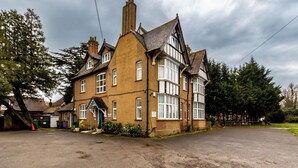 A two-story house with a large front yard and a driveway. - London Gatwick Inn (Horley)