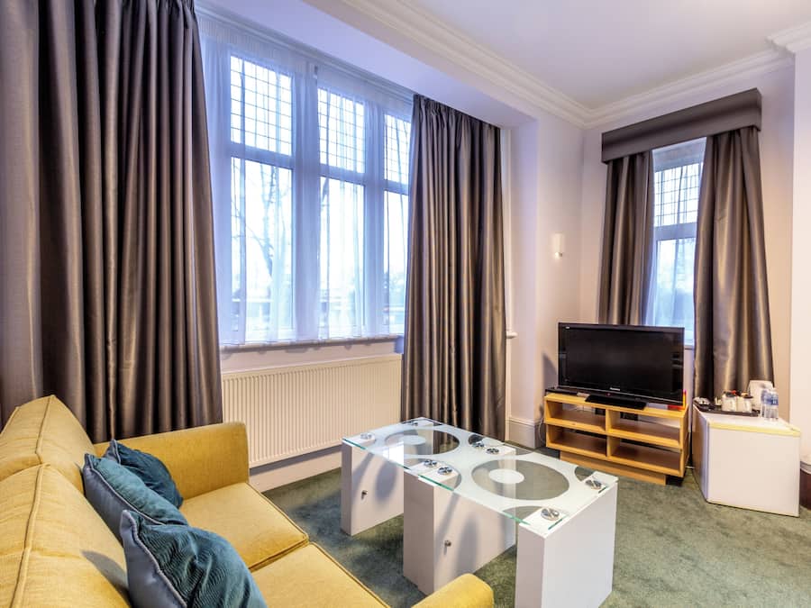 Cortinas blackout, tabla de planchar con plancha y wifi gratis