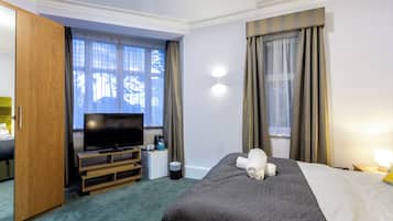 Quarto casal básico, suíte | 1 quarto, cortinas blackout, ferros/tábuas de passar roupa