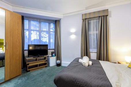 Basic Double Room, Ensuite | 1 bedroom, blackout drapes, iron/ironing board, free WiFi