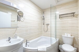 Quadruple Room | Bathroom | Shower, hair dryer, towels, soap