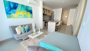Uma sala de estar moderna com um sofá, uma mesa de centro e um quadro na parede.