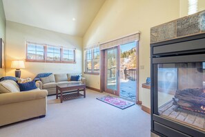 Smart TV, fireplace - West Village 3 bedroom, free WiFi, sleeps 8. (Copper Mountain)