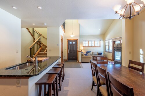 West Village 3 bedroom, free WiFi, sleeps 8.