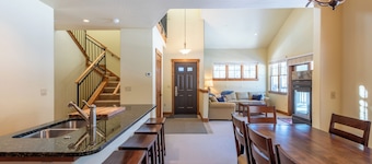 West Village 3 bedroom, free WiFi, sleeps 8.