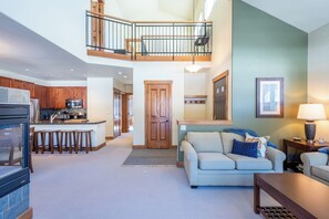 Smart TV, fireplace - West Village 3 bedroom, free WiFi, sleeps 8. (Copper Mountain)