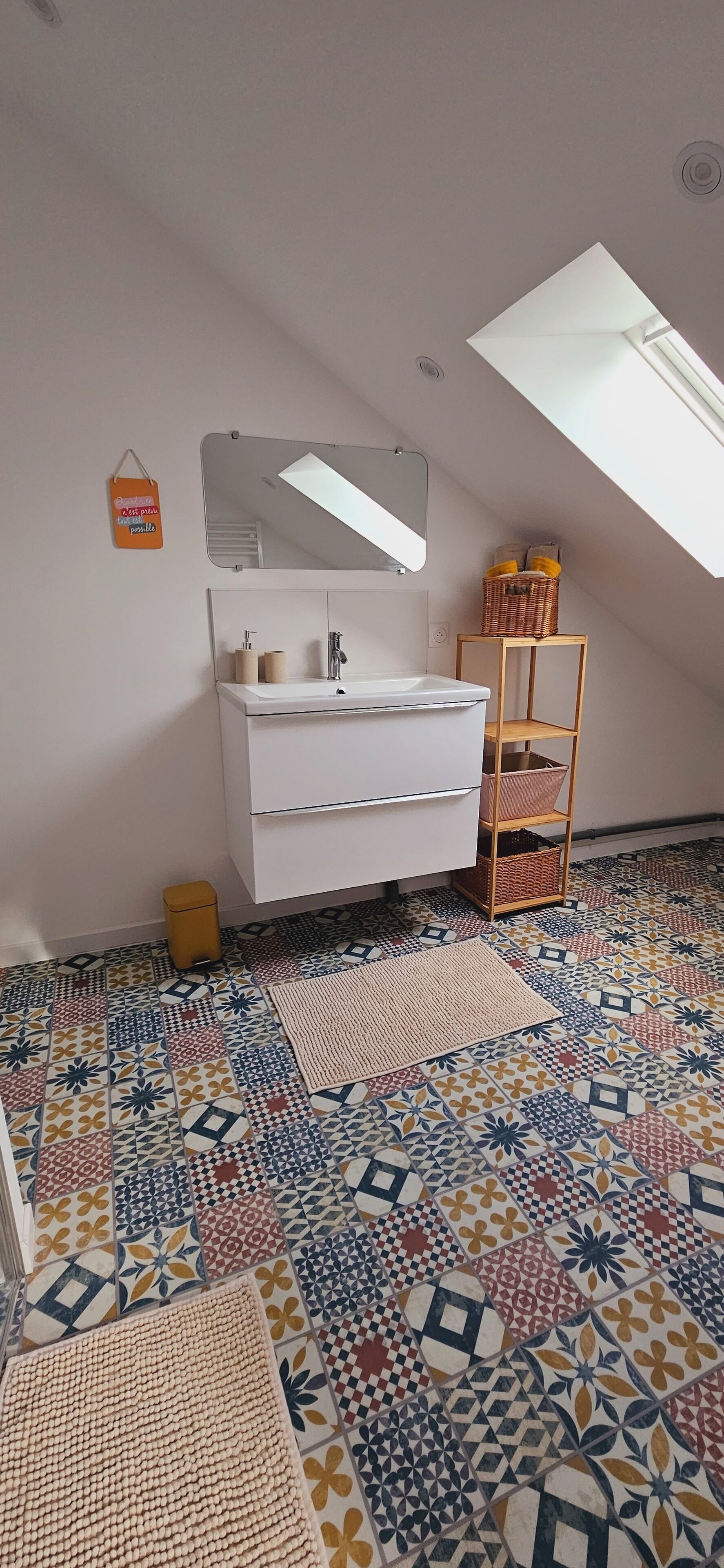 Een haardroger, handdoeken, zeep, toiletpapier