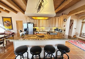 Kylskåp, mikrovågsugn, ugn och spishäll