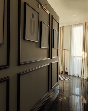 Chambre Prestige | Seprai Frette Italia, seprai premium, brankas, dan meja kerja