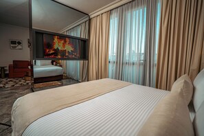 Signature Süit | Frette Italian çarşaf takımı, kaliteli yatak takımı, odada kasa, masa